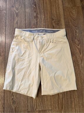 Huk Men's Light Cream Flat-Front Performance Shorts